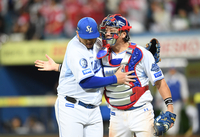 [포토]7이닝 무실점 합작한 삼성 후라도와 강민호