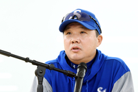 [포토]삼성 박진만 감독, “선발 후라도에 6이닝 정도 기대한다”