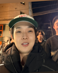 ‘우가팸’ 완전체 떴다! BTS 뷔·최우식 등 청담동서 포착