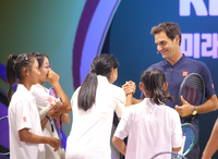 테니스 지존! 로저 페더러, 코칭하며 유소년 선수와 하이파이브~ [포토]