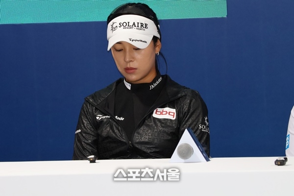 깊은 생각에 잠겨 있는윤이나