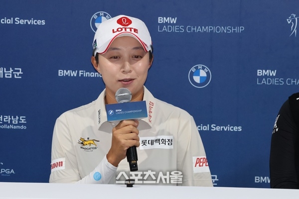 우승 후보 김효주... 기자 질문에 강한 바람이 불 것이라는 예보가 있다면서 잘 이겨 낼 것이라고 말하고 있다