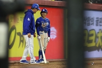 “이분 덕분이죠” WC ‘1할 타율’ 삼성…‘극적’ 깨어난 타선, 숨은 조력자는 이진영 코치다 [PO]