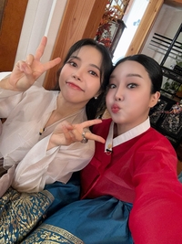 ‘솔랄’ 듀엣 탄생 예감!…마마무 솔라X랄랄, 한복 입고 깜찍美 폭발!