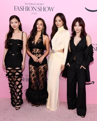 트와이스, 빅토리아 시크릿 패션쇼 레드카펫 장식...글로벌 걸그룹의 품격