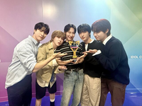 원위(ONEWE), 데뷔 7년 만에 첫 1위···“위브들에게 보답하겠다”