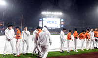 야속한 가을비…18년 만의 가을야구서 만난 한화 vs 삼성 ‘운명의 만남’→우천으로 1차전 취소 [PO1]