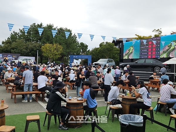 파인비치 골프링크스 클럽하우스 광장에 마련된 갤러리 휴신 공간에는 발 디딜틈이 없을 정도로 많은 갤래리들로 붐비고 있다. 