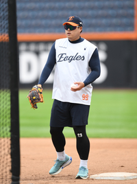 [포토] 1루 수비훈련 도와주는 류현진