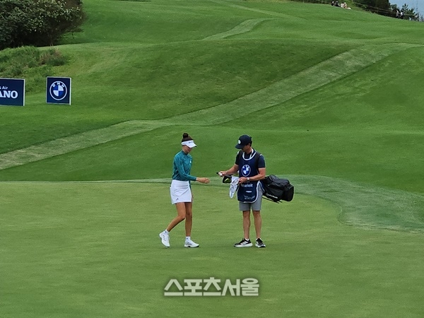 [포토뉴스] BMW 레이디스챔피언십 2라운드에서 이글을 기록한 에스터 헨젤라이트