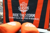 “주인공은 팬 여러분입니다” 한화 김승연 회장, 1만7000명 팬들에게 ‘패딩 담요’ 선물 [PO1]