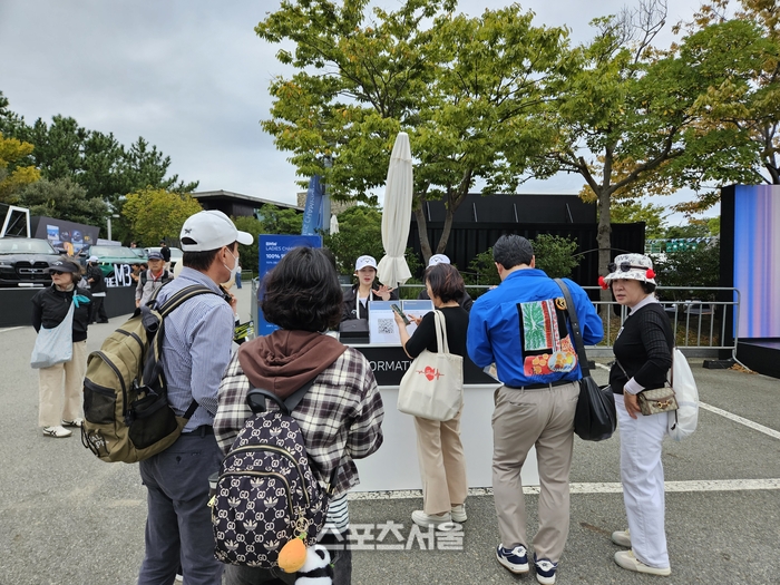 파인비치 골프링크스 클럽하우스 광장에 마련된 BMW 홍보관 모습