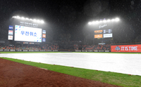 [포토] 폭우 내리는 대전야구장. PO 1차전은 15일 오후 2시에...