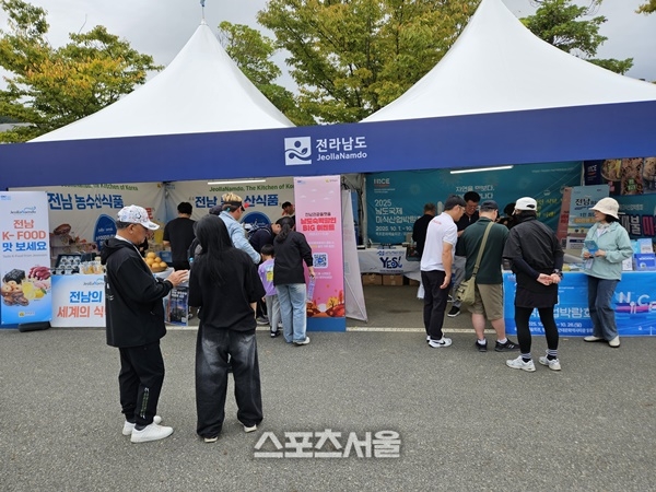 파인비치 골프링크스 클럽 하우스 광장에 전라남도 홍보전시관 모습