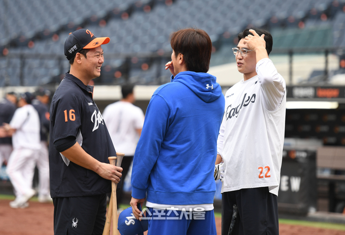 경기 전 담소를 나누는 하주석
