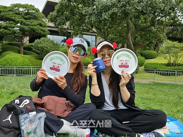 BMW 레이디스 챔피언십 대회장을 찾은 김세영,김효주 열성 팬의 응원 모습