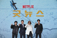 ‘굿뉴스’, 뻔한 실화에 불어넣은 스타일리시한 숨결…변성현의 과감한 소동극 [SS무비]