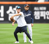 “배짱 있게 던지겠다”…한화 막내 정우주, 첫 가을야구 앞둔 ‘루키의 자신감’ [PO1]