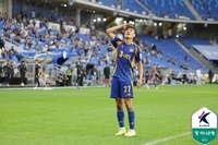 ‘신태용 후폭풍’ 이겨냈다…‘이청용 골프 세리머니’ 울산, 광주 2-0으로 꺾고 9위 도약