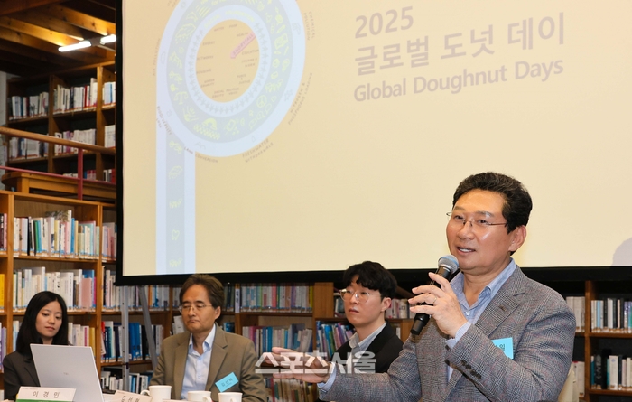 이상일 시장이 17일 ‘2025 글로벌 도넛 데이’에 참석해 인사말을 하고 있다. 제공=용인시