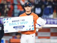 [포토] 문동주, PO 1차전 데일리 MVP 차지!