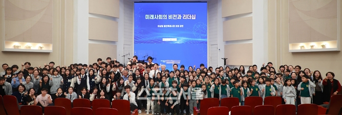 이상일 시장이 17일 새물결기독학교 학생을 대상으로 특강을 진행한 후 학생들과 기념촬영을 하고 있다. 제공=용인시