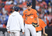 [포토] 김서현 다독이려 마운드에 오른 김경문 감독