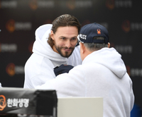 [포토] 와이스, 김경문 감독에 미소 가득한 인사