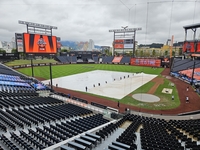 비 그쳤다! 방수포 걷었다! 한화-삼성, ‘하루 밀린’ 1차전 정상 개최 가능성 ‘UP’ [PO1]