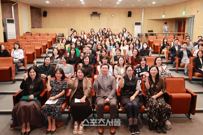 17일 포은아트홀 이벤트홀에서 이상일 시장과 간담회 참석자들이 기념 촬영을 하고 있다. 제공=용인시