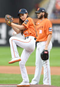 [포토] 시구하는 유리 ‘PO1차전 승리를 위하여’