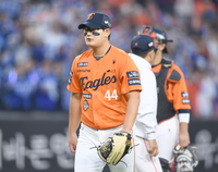 [포토] 9회 2실점 후 교체되는 김서현
