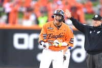 가을 첫 경기부터 ‘타선 폭발’ 한화…중심에 있는 ‘캡틴’ 채은성 “타격감 걱정 없었다” [PO1 스타]