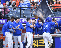 [포토] 김태훈, 4회 재역전 솔로포