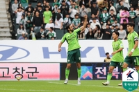 김천 상대하는 안양 득점·리드 소식에·…전주성도 ‘촉각’, 전광판에 결과 나오자 ‘환호성’[현장메모]