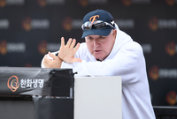 [포토] 상대팀에 인사하는 김경문 감독