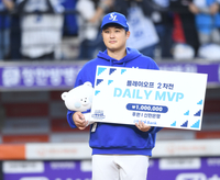 [포토] 최원태, PO 2차전 데일리 MVP 차지!