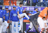 [포토] 구자욱, 홈런 날린 강민호에 엉덩이빵