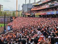 대전 물들인 ‘주황 물결’…7년 만에 맞는 ‘가을야구’→볼파크가 들썩였다 [PO2 현장속으로]