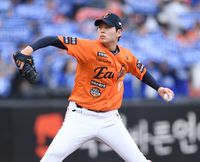 [포토] 5회 마운드에 오른 조동욱