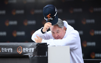 [포토] 김경문 감독 ‘2차전도 잡자’