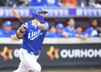 [포토] 김태훈, 5회 득점기회 만드는 우전안타