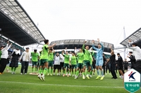 1년 전 승강PO…전북 ‘조기’ 우승, 구단 역대 최단기간 30만 관중에 격렬 ‘춤사위’까지