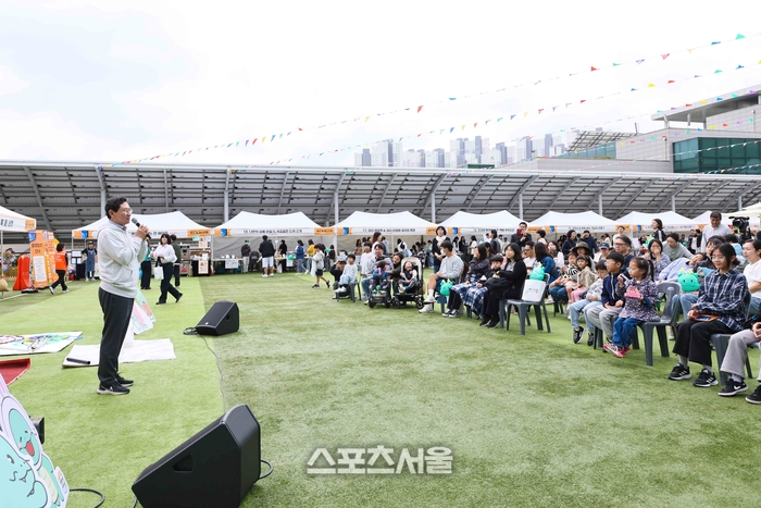 18일 시청 하늘광장에서 열린 북페스티벌 모습. 제공=용인시