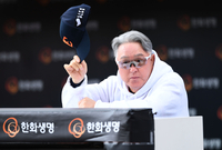 [포토] 김경문 감독 ‘오늘도 멋진 경기를...’