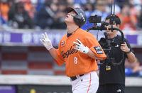 [포토] 9회 솔로포 노시환 ‘경기 아직 안끝났어’