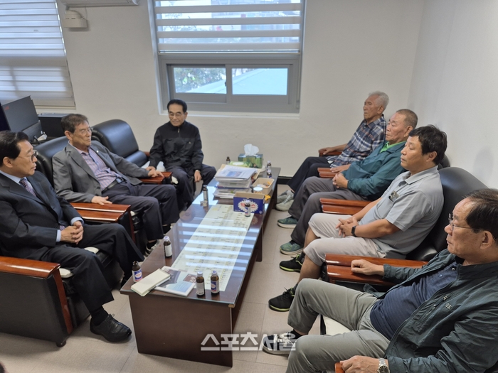 지난 17일 생필품 전달후 광복회 전주시지회 사무실에서 독립 후손들과 광복 80주년에 대해 환담을 나누고 있다. 