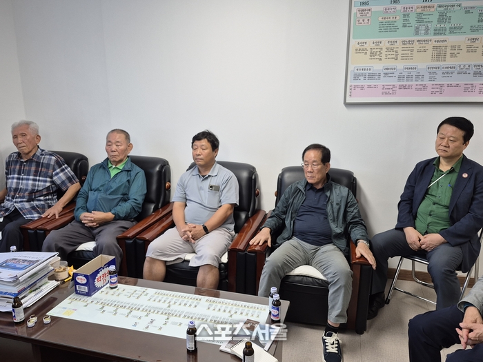 독립운동 후손들이 광복 80주년에 대해 환담을 나누는 중에 정부와 지자체의 예우가 소홀하다고 비판의 날을 세우기도 했다. (왼쪽부터 신성칠 애국지사의 손자 신인기씨, 유복석 애국지사의 자 유성종씨, 애국지사 박태련 선생의 손자 박일씨, 애국지사 이성춘 선생의 손자 이한봉씨, 김종선 미국 조지아센트럴대학교 대회협력 부총장 )