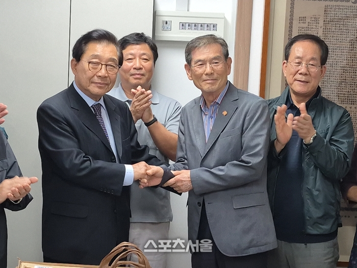 사선문화제 양영두 위원장(왼쪽 )과 광복회 전주시지회 이교건 지회장(오른쪽 )이 악수를 나누고 있다. ( 사진 / 고봉석 기자 )