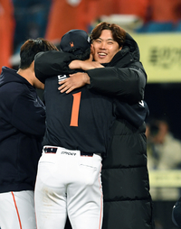 [포토]류현진과 포옹 나누는 문동주